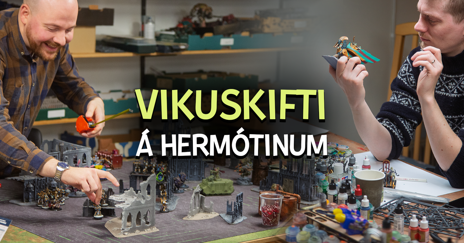Ung og vaksin mála og spæla figur-borðspøl á Vikuskifti á Hermótinum.